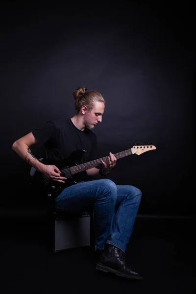Joven caucásico adulto tocando la guitarra en el estudio —  Fotos de Stock