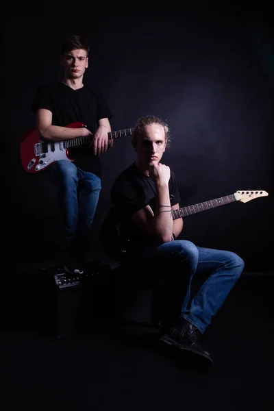 Rock band composé de deux jeunes adultes caucasiens — Photo