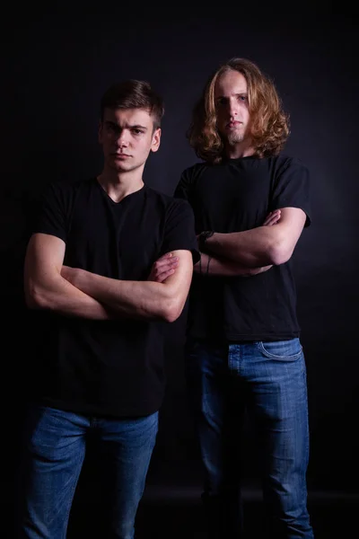 Μπάντα ροκ που αποτελείται από δύο νεαρούς Καυκάσιους ενήλικες — Φωτογραφία Αρχείου