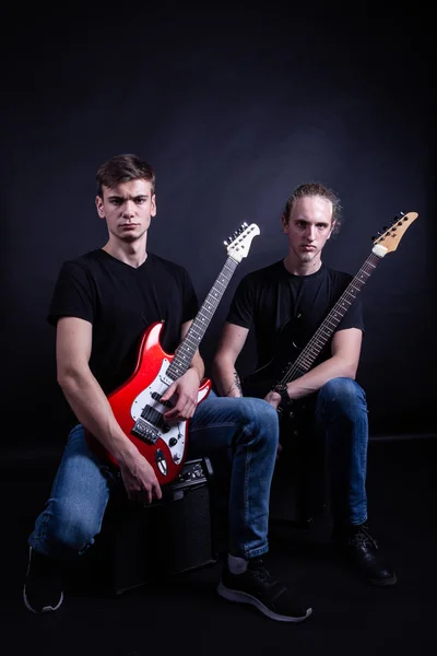 2人の若い白人の大人から成るロックバンド — ストック写真
