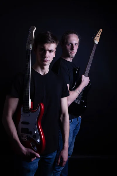 Banda de rock que consiste en dos jóvenes adultos caucásicos posando en el —  Fotos de Stock