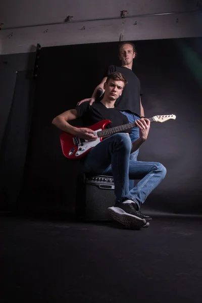 Junge kaukasische Erwachsene posieren im Studio — Stockfoto