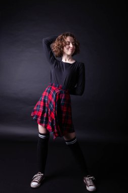 Genç kafkas liseli kız stüdyoda poz