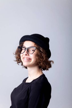 Genç kafkas liseli kız stüdyoda poz