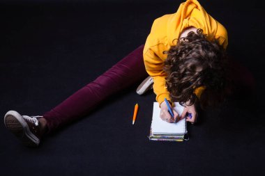 Genç kafkas kıvırcık kız onun günlüğüne yazma