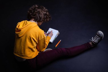 Genç kafkas kıvırcık kız onun günlüğüne yazma