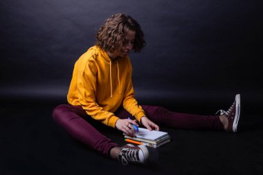 Genç kafkas kıvırcık kız onun günlüğüne yazma