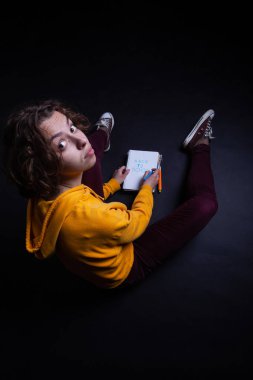 Genç kafkas kıvırcık kız onun günlüğüne yazma