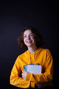 Sarı kapüşonlu genç beyaz liseli kız stüdyoda poz