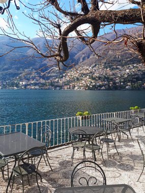 Bellagio bir terasta boş metalik tablolar