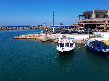 Turistik tekne ve insanlar yüzme