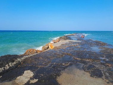 Mavi gökyüzü ile deniz ve plajda su sıçramaları