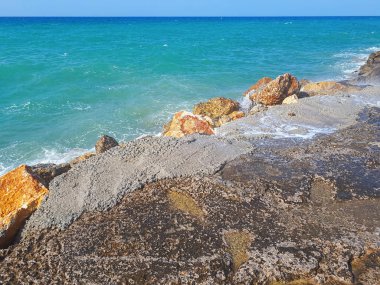 Mavi gökyüzü ile deniz ve plajda su sıçramaları