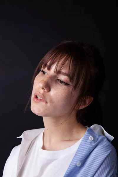Unga kaukasiska flicka poserar i studion — Stockfoto