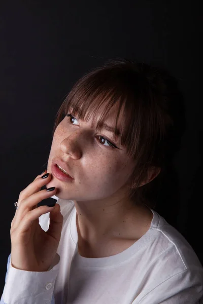 Кавказька дівчина в білій сорочці позує в студії — стокове фото