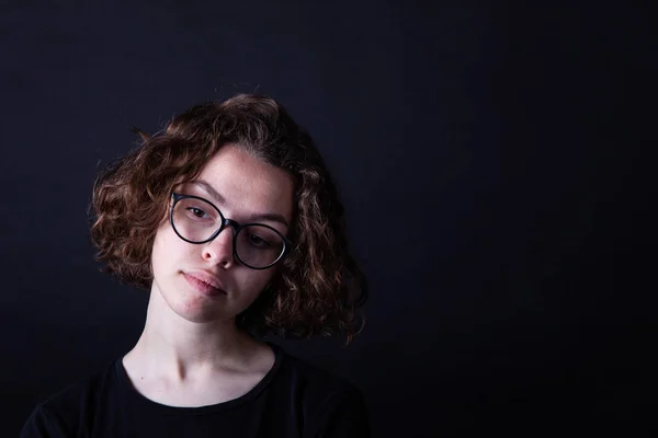 Jovem caucasiana menina do ensino médio com cabelo encaracolado e óculos redondos — Fotografia de Stock