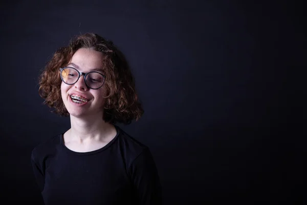 Joven chica de secundaria caucásica con pelo rizado y gafas redondas — Foto de Stock