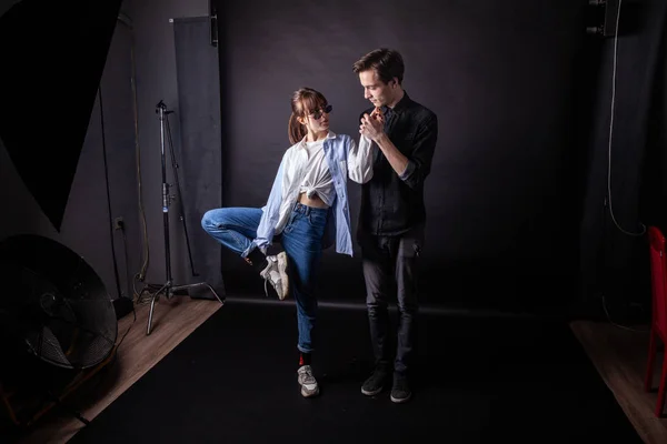 Amigos caucásicos posando hacia la luz en el estudio — Foto de Stock
