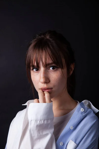 Jovem caucasiana posando no estúdio — Fotografia de Stock