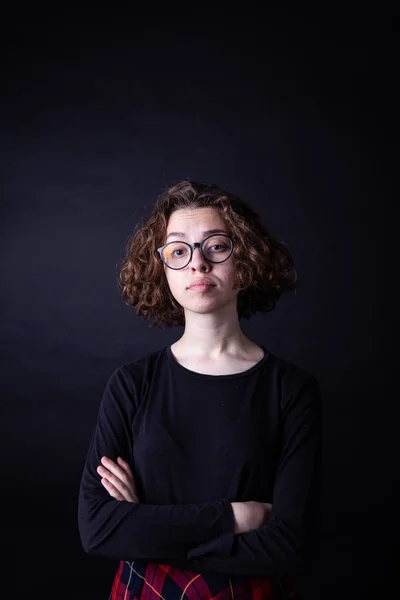 Joven chica de secundaria caucásica con pelo rizado y gafas redondas — Foto de Stock