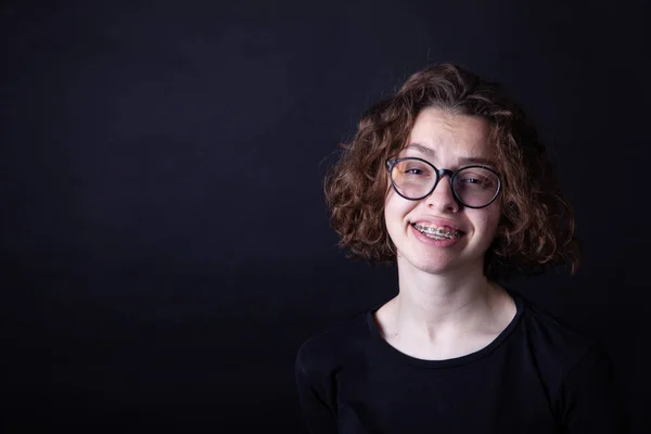 Joven chica de secundaria caucásica con pelo rizado y gafas redondas — Foto de Stock