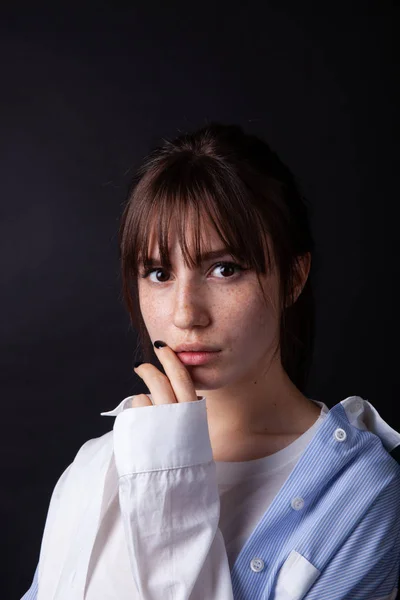 Jovem caucasiana posando no estúdio — Fotografia de Stock