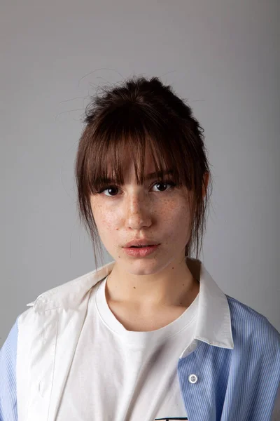 Unga kaukasiska flicka poserar i studion — Stockfoto