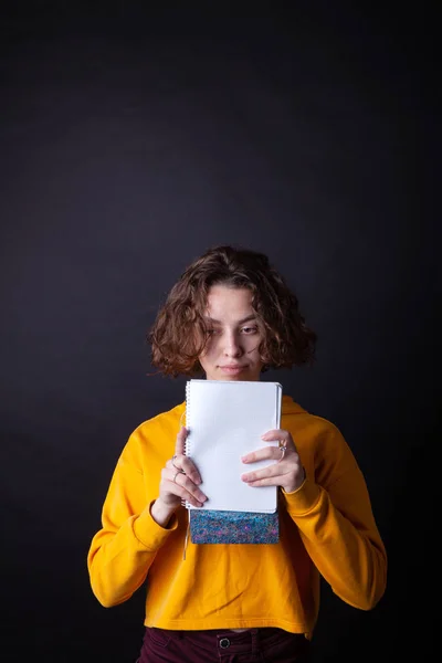 Mladá Kavkazská dívčí dívka ve žlutém mikina, která ve studiu pózala — Stock fotografie
