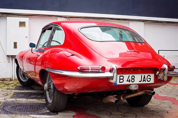 Красный Porsche e тип ягуара 1.2 — стоковое фото