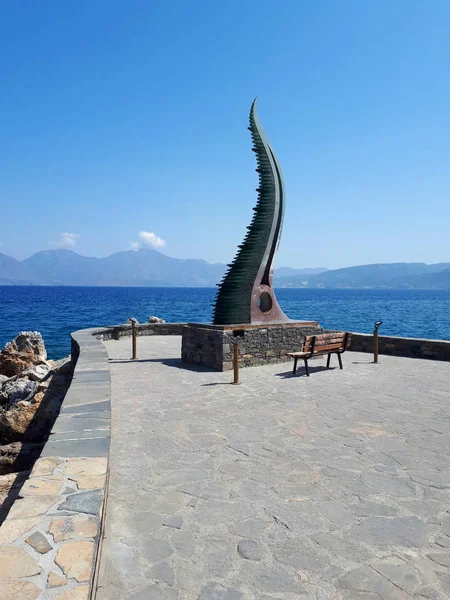 Tatil beldesi Agios Nikolaos yakınlarındaki bir anıt — Stok fotoğraf