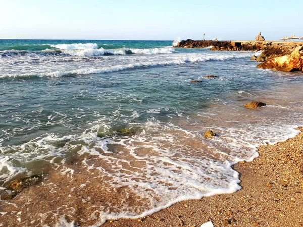 Mer et plage avec ciel bleu à agios nikolaos — Photo