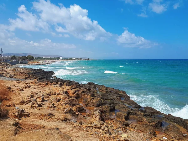 Sea and beach with blue sky in agios nikolaos — Stock Photo, Image