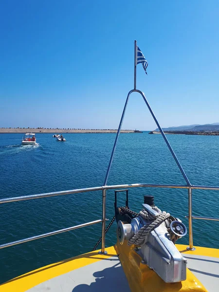 Cruzeiro de barco no mar na Malia — Fotografia de Stock