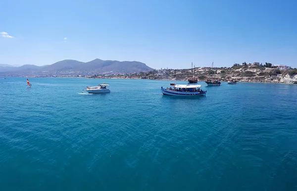 Malia'da denizde tekneler — Stok fotoğraf