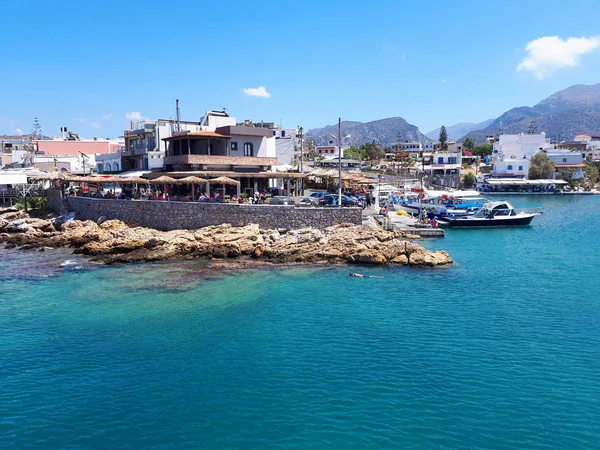 Restoranlar ve insanlar ile Malia şehir