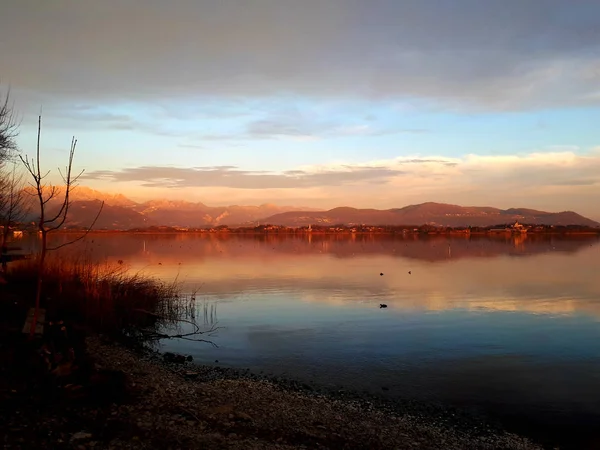 Matahari terbenam di atas danau Varese — Stok Foto