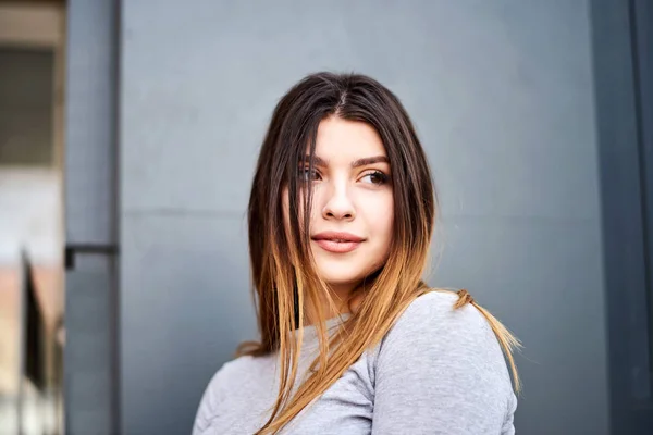 Young caucasian girl with futuristic earphones and streak hair — Stock Photo, Image