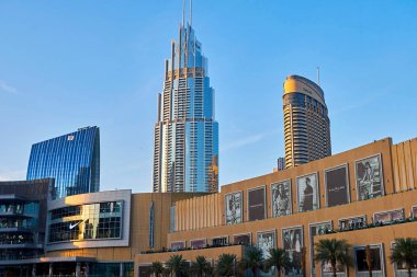 Arka planda Burç Halife kulesi ile ünlü çeşme