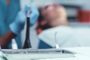 Diş hekimliğinde bir pacient dişlerini sıkma Diş Hekimi