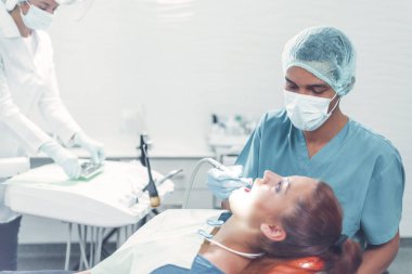 Diş hekimliğinde bir pacient dişlerini sıkma Diş Hekimi