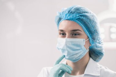 Diş hekimliğinde yüzünde maske olan beyaz genç kadın