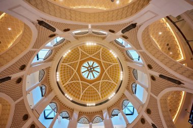 Dubai Mall'un soyut biçimli tavanı