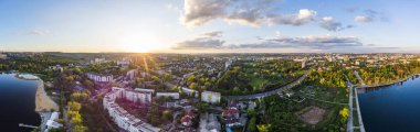 Gün batımında Valea Morilor Park'ın panoramik havadan çekimi