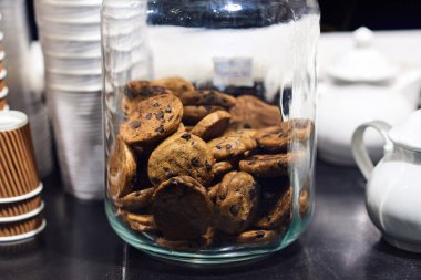 İçinde çikolatalı kurabiye olan cam kavanoz