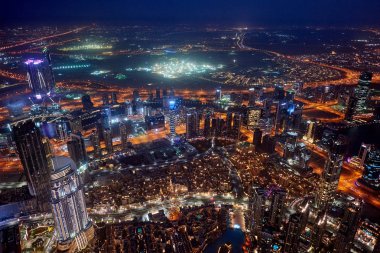 Dubai Cityscape gün batımında en yüksek bina görünümünden mavi saat