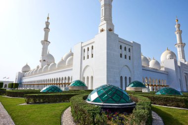 Jumeirah Camii gün ışığında