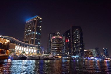 Renkli turistik tekneler ile gece Dubai Marina