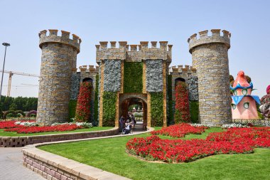 Mucize Bahçesi'nde çiçeklerden yapılmış kale