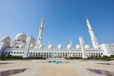 Jumeirah Camii gün ışığında