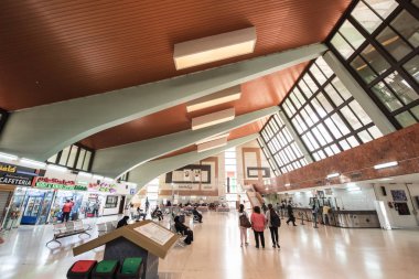 Abu Dabi, Birleşik Arap Emirlikleri'nde bir otobüs istasyonu içinde